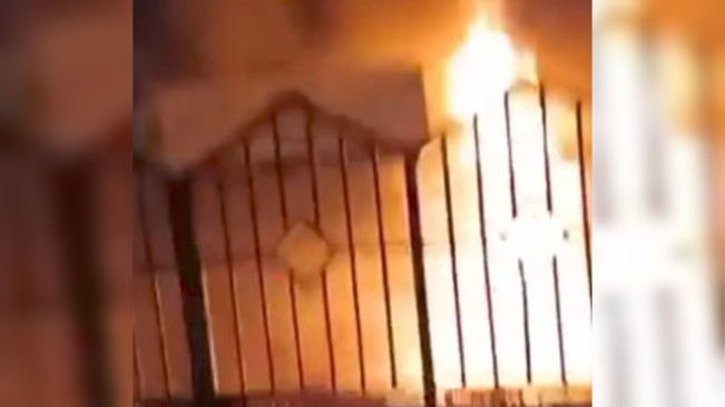 Tangkapan layar gedung DPRD Makassar dibakar. [Instagram]